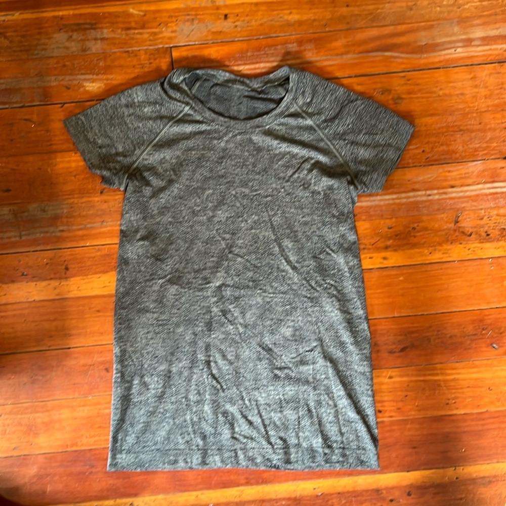Lulu Lemon Swiftly Tech Short-Sleeve Shirt 2.0
Hip Length